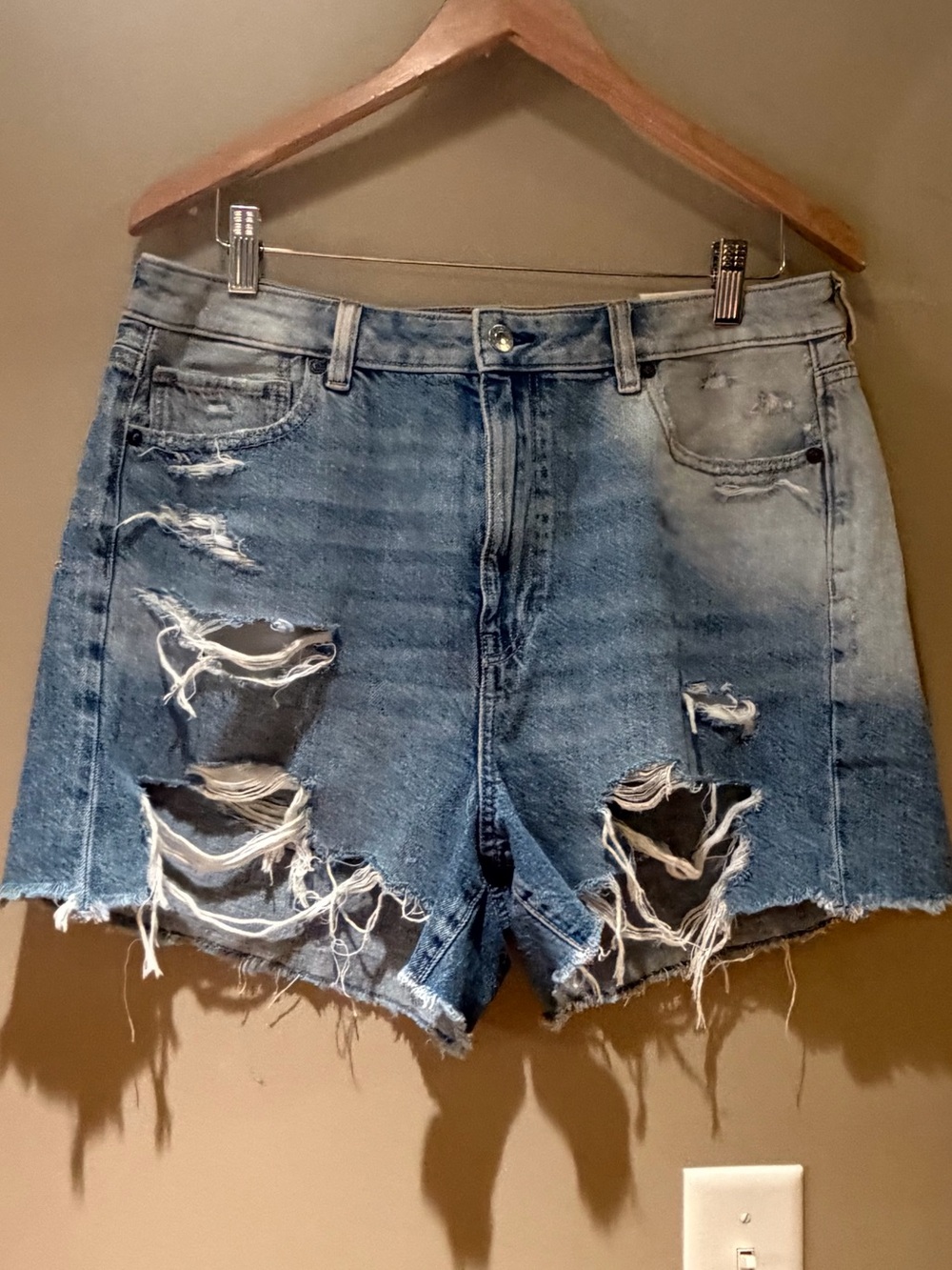 American Eagle Outfitters Distressed Blue Denim Mom Shorts 14 / 32 NWT